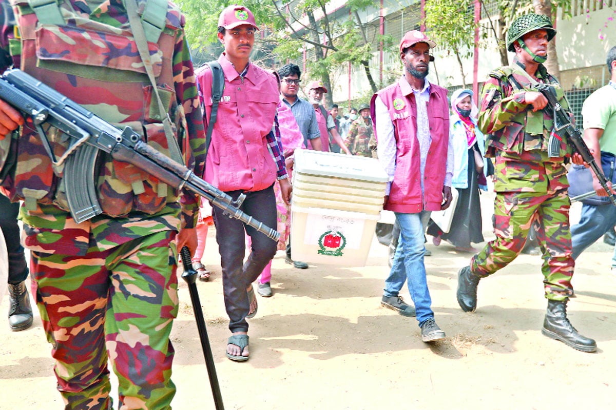 সেনা পাহারায় কেন্দ্রে কেন্দ্রে যাচ্ছে ব্যালট বাক্সসহ নির্বাচনি সরঞ্জাম। ছবিটি গতকাল রাজধানীর তেজগাঁও সরকারি উচ্চবিদ্যালয় থেকে তোলা   -রোহেত রাজীব